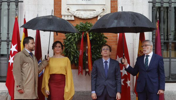 MADRID, 02/05/2025.- El alcalde de Madrid, José Luis Martínez-Almeida (2d), y la presidenta de la Comunidad de Madrid, Isabel Díaz Ayuso (2i), durante el homenaje a los Héroes del 2 de Mayo en Madrid, este viernes. EFE/ Juan Carlos Hidalgo