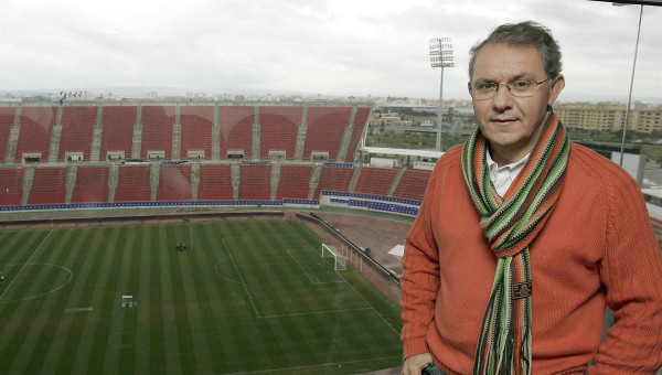 El periodista de TVE, José Ángel de la Casa, posa en el ONO Estadi