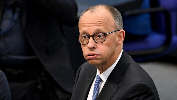 El canciller alemán Friedrich Merz resopla durante la sesión de hoy