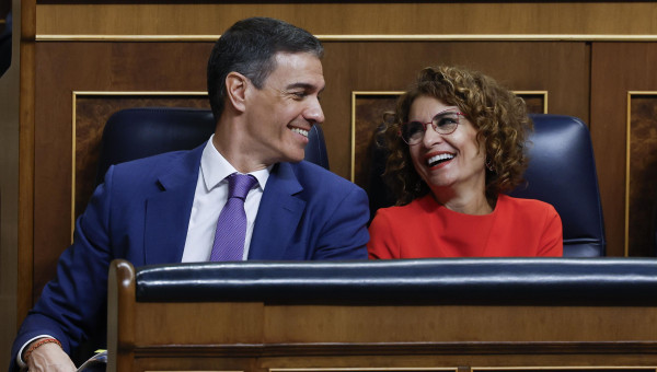 Pedro Sánchez se ríe con María Jesús Montero