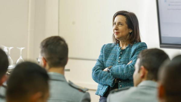 La ministra de Defensa, Margarita Robles, mantiene un encuentro en la Academia General Militar de Zaragoza con alumnos del primer y cuarto curso