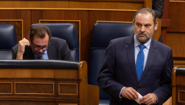 José Luis Ábalos en un Pleno del Congreso junto a Óscar Puente