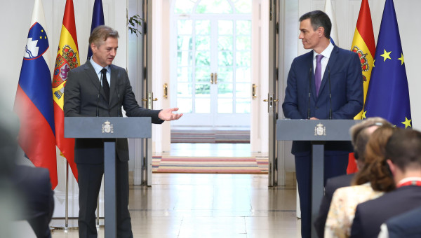 Pedro Sánchez junto al primer ministro de Eslovenia