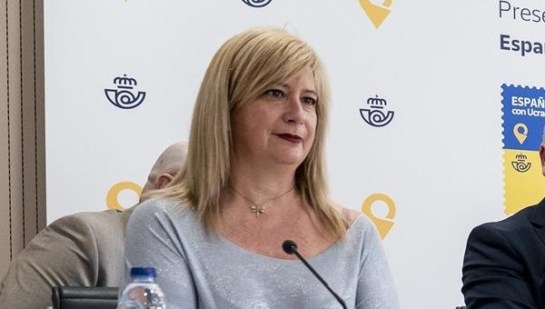 La fontanera del PSOE Leire Díez(I-D) La Directora de Relaciones Institucionales y Filatelia, Leire Díez Castro; el Consejero Diplomático del Presidente de Ucrania, Igor Zhovka; el presidente de Correos, Juan Manuel Serrano, y el embajador ucraniano en España, Serhii Pohoreltsev, durante la presentación de un sello dedicado a Ucrania, en el Edificio Clara Campoamor Conde de Peñalver, a 30 de mayo de 2022, en Madrid (España). Hoy entra en circulación el sello de correo 'España con Ucrania. 2022', después de que el Boletín Oficial del Estado (BOE) haya publicado una resolución de las Subsecretarías de Transportes, Movilidad y Agenda Urbana y de Hacienda y Función Pública sobre su emisión y puesta en circulación. La distribución a los puntos de venta cesará el 31 de diciembre de 2024, aunque conserva indefinidamente su valor a efectos de franqueo.    A. Pérez Meca / Europa Press  30 MAYO 2022;MADRID;CORREOS;SELLO;UCRANIA;EDIFICIO CLARA CAMPOAMOR  30/5/2022