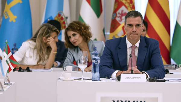 Las vicepresidentas Montero y Díaz cuchichean en presencia de Sánchez