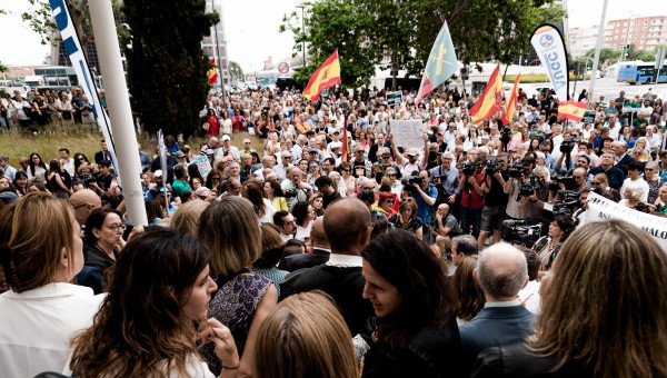 Jueces y fiscales, durante el paro de diez minutos de asociaciones de jueces y fiscales, frente a los Juzgados de Plaza de Castilla