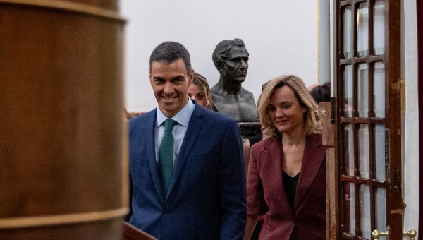 Pedro Sánchez saliendo del hemiciclo del Congreso en compañía de Pilar Alegría
