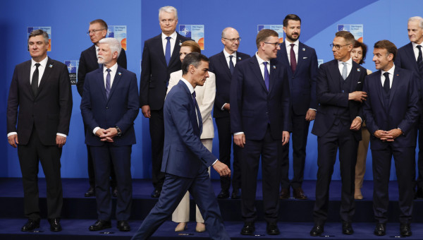 Pedro Sánchez se dirige hacia su lugar en la foto de familia