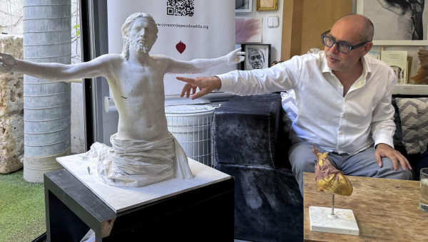 El escultor Javier Viver, autor de la obra, ante la maqueta de su Cristo