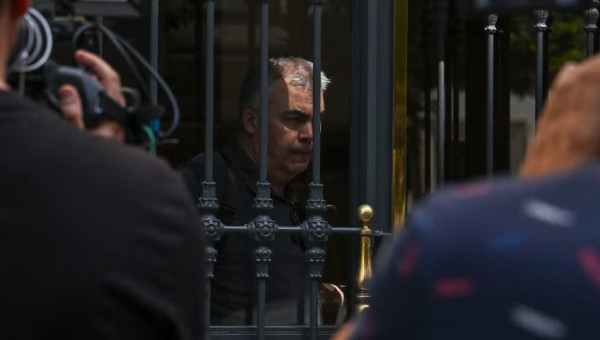 El exsecretario de Organización del PSOE, Santos Cerdán, saliendo de su domicilio, el pasado día 18 de junio