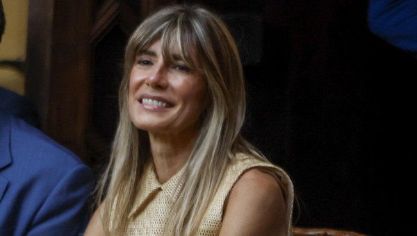 SEVILLA, 30/06/2025.- El presidente del Gobierno español, Pedro Sánchez y su mujer, Begoña Gómez durante la cena oficial a los participantes en la IV Conferencia Internacional para el Desarrollo de Sevilla, este lunes en Palacio de las Dueñas. EFE/ JuanJo Martín POOL