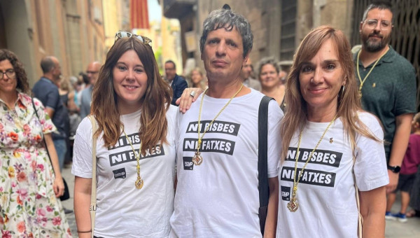 Los tres concejales de la CUP en Vic, con camisetas que rezan "Ni obispos ni fachas", en catalán
