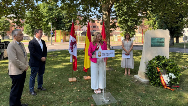 La alcaldesa de Burgos, Cristina Ayala, lee un manifiesto en el acto homenaje a Miguel Ángel Blanco, este jueves
