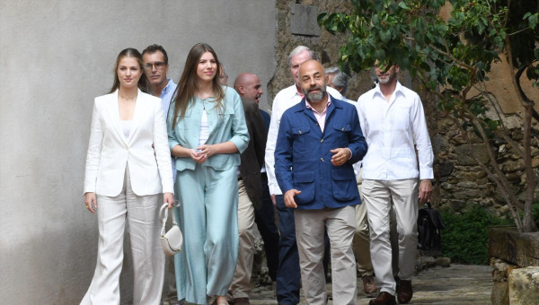 La princesa Leonor (i) y la infanta Sofía (2i) durante su visita a la Fundación Nando y Esa Peretti, junto a el representante de la fundación Nando y Elsa Peretti, Stefano Palumbo (2d), a 24 de julio de 2025, en Sant Martí Vell, Girona, Catalunya (España). La princesa Leonor y la infanta Sofía han visitado el pueblo de Sant Martí Vell y la Fundación Nando y Elsa Peretti (legado de Elsa Peretti), acompañadas por jóvenes de los programas de la Fundación, establecida en el año 2000, nació del sentido del deber cívico de Elsa Peretti, su deseo de "retribuir" a la sociedad y abordar las crecientes desigualdades sociales y económicas y la degradación planetaria.    Glòria Sánchez / Europa Press  24/7/2025