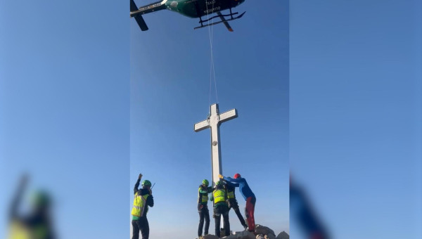 Una gran cruz vuelve a coronar el Aneto gracias al GREIM de la Guardia Civil