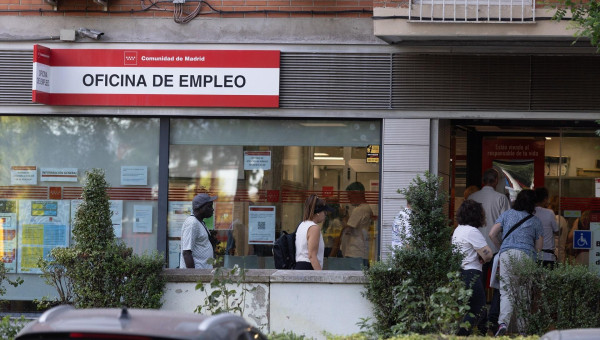 Varias personas hacen cola en una oficina del SEPE en Madrid.