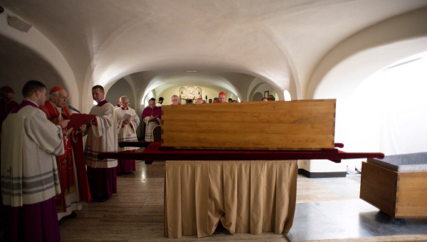 El ataúd de Benedicto XVI, en la cripta vaticana