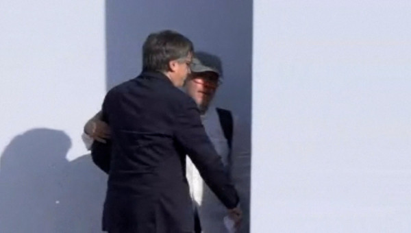 Así ha sido la huida de Puigdemont con su abogado tras el discurso en Barcelona
