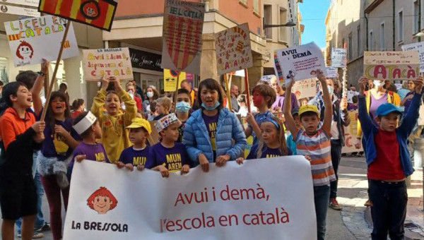 Concentración de profesores y alumnos de La Bressola por la inmersión lingüística en catalán