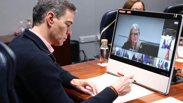 Pedro Sánchez, participa por videoconferencia, desde el palacio de la Moncloa en Madrid, en la reunión de líderes sobre Ucrania convocada por el Reino Unido
