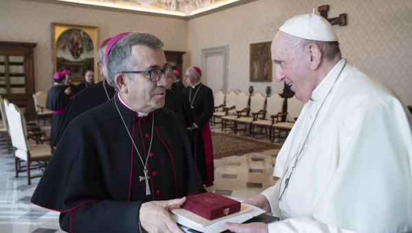 El Papa Francisco y monseñor Luis Argüello, entonces obispo auxiliar de Valladolid, en 2022