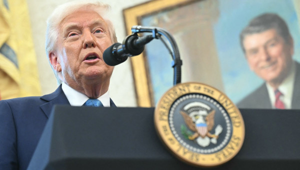 Donald Trump junto a un retrato de Ronald Reagan