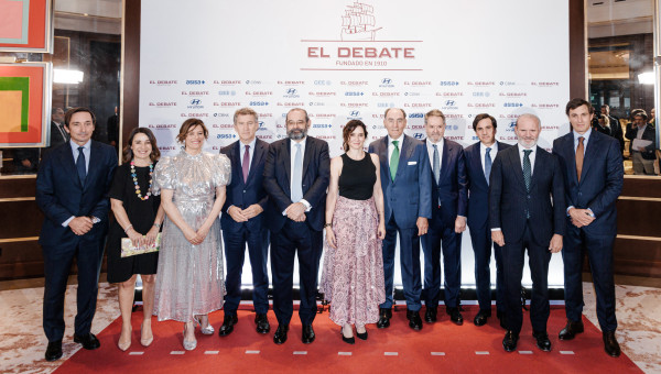 La presidenta de la Comunidad de Madrid, Isabel Díaz Ayuso (6i); el presidente del PP, Alberto Núñez Fiejóo (4i); el presidente de El Debate, Alfonso Bullón de Mendoza (5i), y el presidente de Iberdrola, Ignacio Galán (5d), durante la gala de entrega de los III Premios Proyección de España de El Debate
