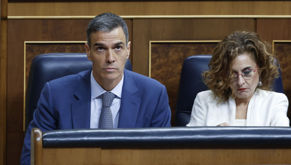 Pedro Sánchez y María Jesús Montero, ambos con rostro serio