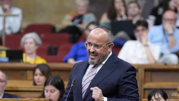 El presidente del PP de Cataluña, Alejandro Fernández, este miércoles en el pleno del Parlament
