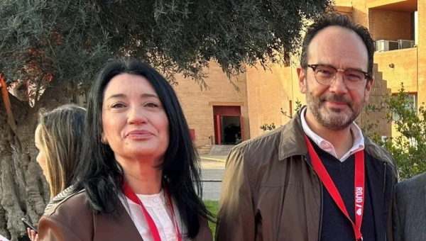 Anabel Mateos junto con su marido, Antonio Hernando, secretario de Estado