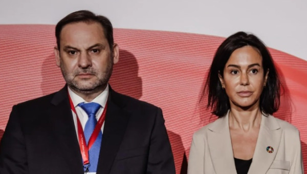El ex ministro de Transportes, José Luis Ábalos, y la ex presidenta de Adif, Isabel Pardo de Vera
