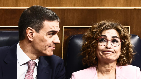 Pedro Sánchez y María Jesús Montero en una sesión de control al Gobierno