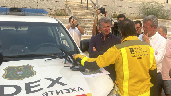 El presidente del Partido Popular, Alberto Núñez Feijóo, en su visita al puesto de mando avanzado de Chandrexa de Queixa
