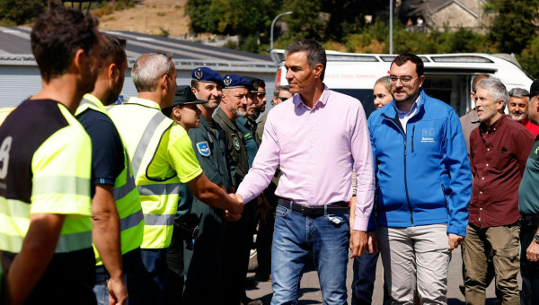 El presidente del Gobierno, Pedro Sánchez, acompañado por el ministro de Interior, Fernando Grande Marlaska