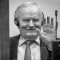 Ratko Mladic sonríe desde el banquillo