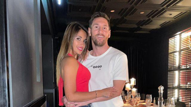 Leo Messi y Antonella Rocuzzo en París, en 2021