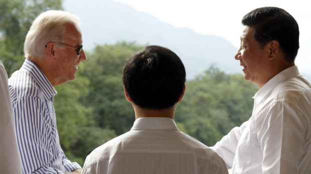 Joe Biden y Xi Jinping se saludan en 2011.