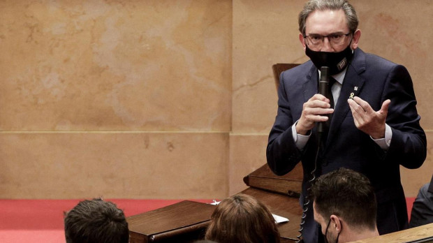 El conseller de Economía, Jaume Giró responde a una pregunta de la oposición durante la sesión de control celebrada en el Parlament