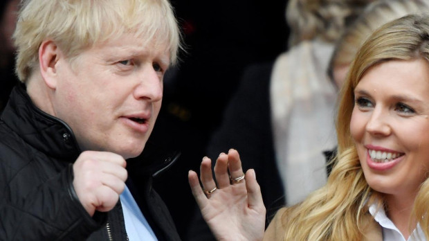El primer ministro de Reino Unido, Boris Johnson, con su mujer Carrie Symonds, en Londres