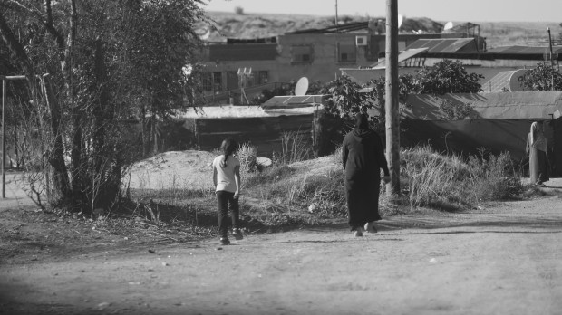 Una mujer y su hija volviendo del centro de Cruz Roja en la Cañada Real
