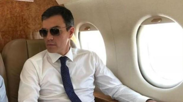 El presidente del Gobierno Pedro Sánchez a bordo del Falcon
