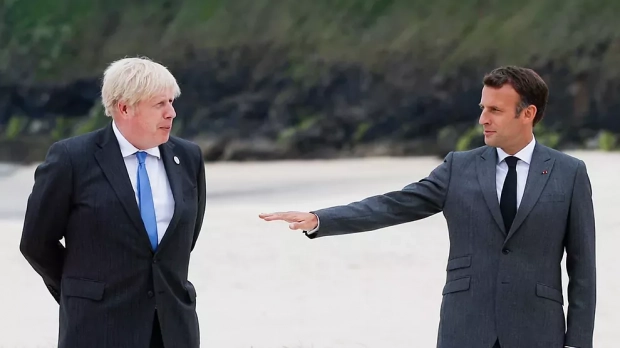 Johnson y Macron en Cornualles este verano