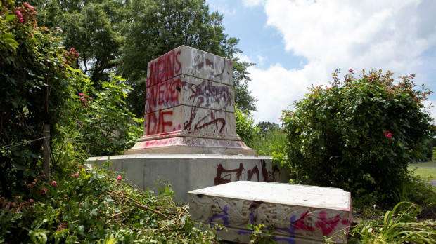 Estatua vandalizada de Cristóbal Colón en Richmond, Virginia