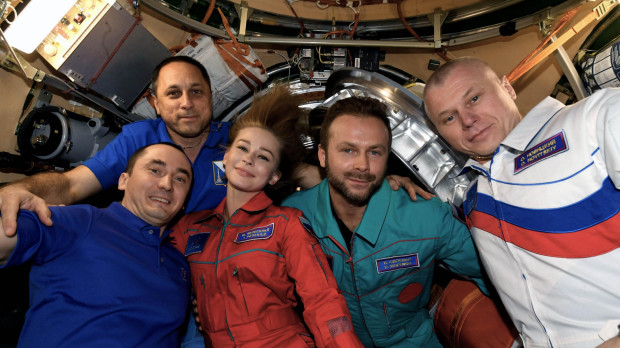 Tripulantes de la nave espacial que ha rodado la primera película en el espacio