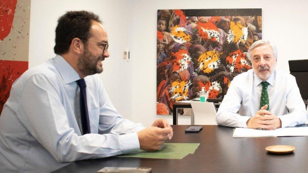 Blanco flanqueado por Hernando y Alonso.