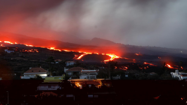 Lava del volcán Cumbre Vieja arrasa La Laguna