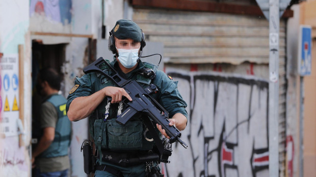 Efectivos de la Guardia Civil participan este viernes en una operación contra el yihadismo