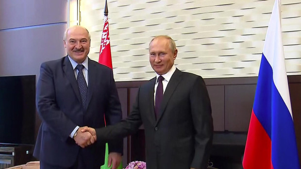 El presidente Vladimir Putin, a la derecha, y el presidente bielorruso Alexander Lukashenko