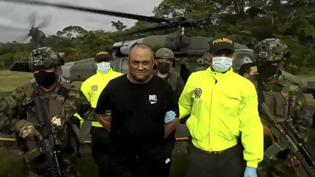 Miembros del Ejército y la policía colombianos escoltando al narcotraficante más buscado de Colombia, Dairo Antonio Usuga (C) -alias 'Otoniel'-