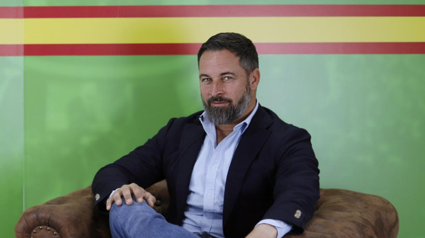 Santiago Abascal, mirando a cámara durante la entrevista para El Debate.